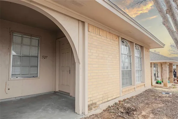 $1,695 | 527 Crowley Road, Arlington, TX 76012