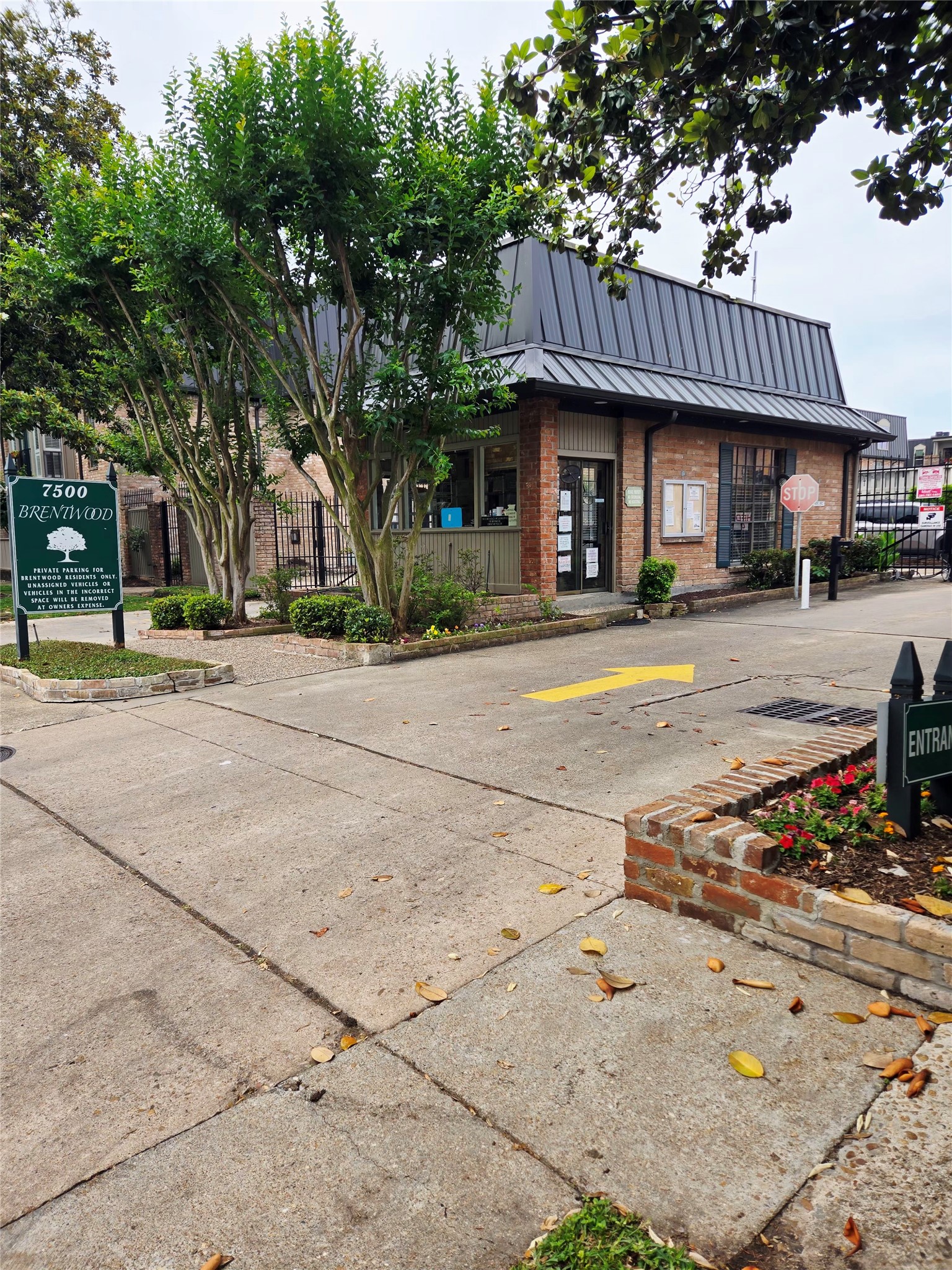 2425 Underwood Street, Unit 355 Houston, TX 77030 - Photo 2 of 17 a front view of a building with street view