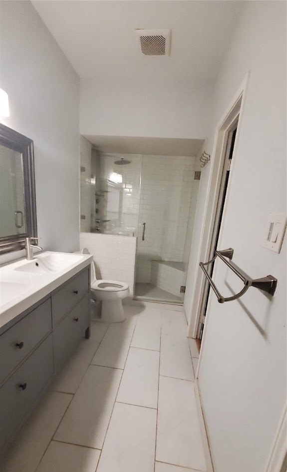 2425 Underwood Street, Unit 355 Houston, TX 77030 - Photo 5 of 17 a large white room with a mirror and a sink