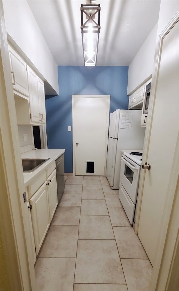 2425 Underwood Street, Unit 355 Houston, TX 77030 - Photo 8 of 17 a kitchen with a refrigerator and cabinets