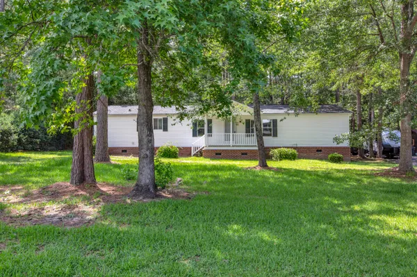 $1,975 | 405 Vine Street, Summerville, SC 29483