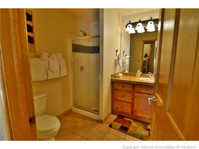 195 River Run Road, Unit 8043 Keystone, CO 80435 - Photo 14 of 25 a bathroom with a sink and a mirror