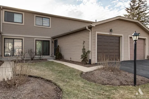 $319,900 | 552 Stone Gate Circle, Unit 552, Schaumburg, IL 60193