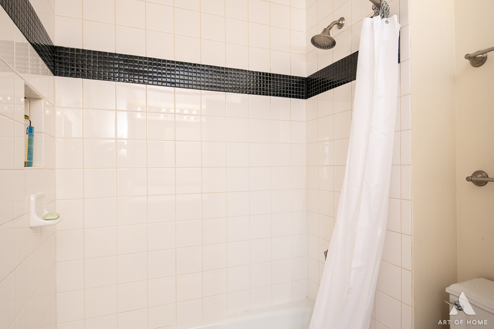 552 Stone Gate Circle, Unit 552 Schaumburg, IL 60193 - Photo 21 of 34 a bathroom with a shower and a mirror