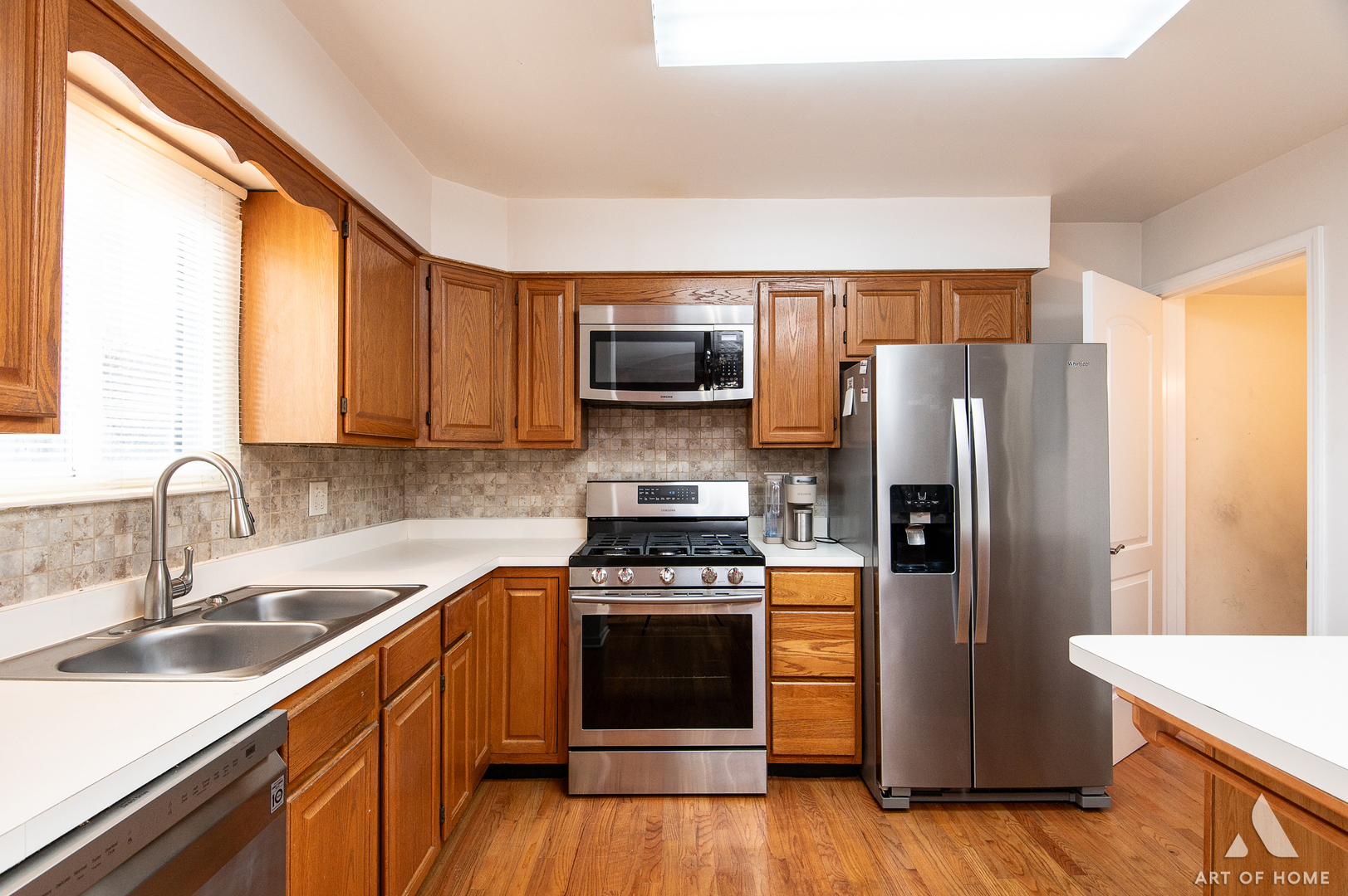552 Stone Gate Circle, Unit 552 Schaumburg, IL 60193 - Photo 8 of 34 a kitchen with a stove a refrigerator and a sink