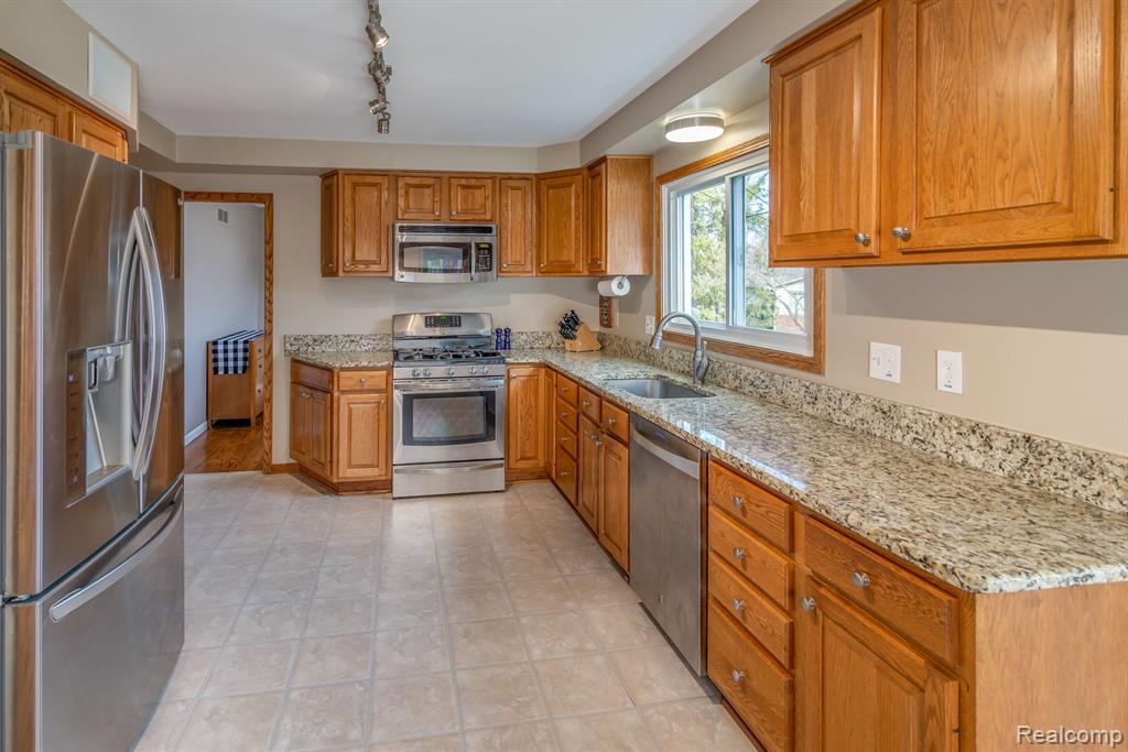 28556 Westerleigh Road Farmington Hills, MI 48334 - Photo 2 of 22