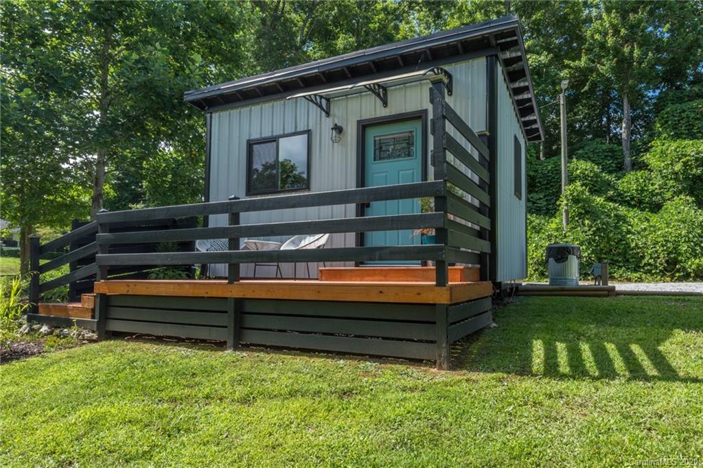 787 Ridge Road Marion, NC 28752 - Photo 28 of 47 a front view of a house with a garden