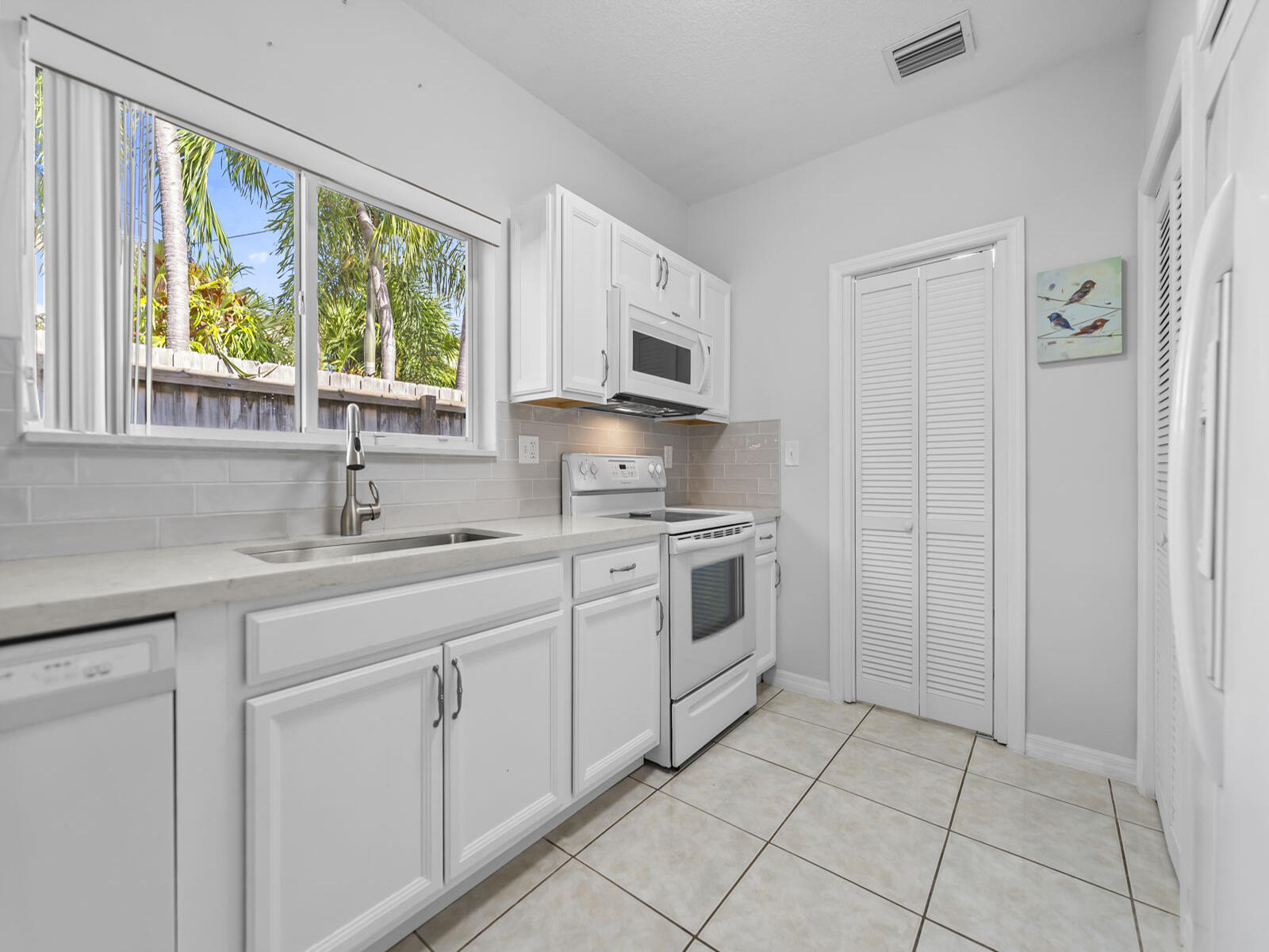 6 Southeast Marlin Avenue Key Largo, FL 33037 - Photo 16 of 47 Interior
