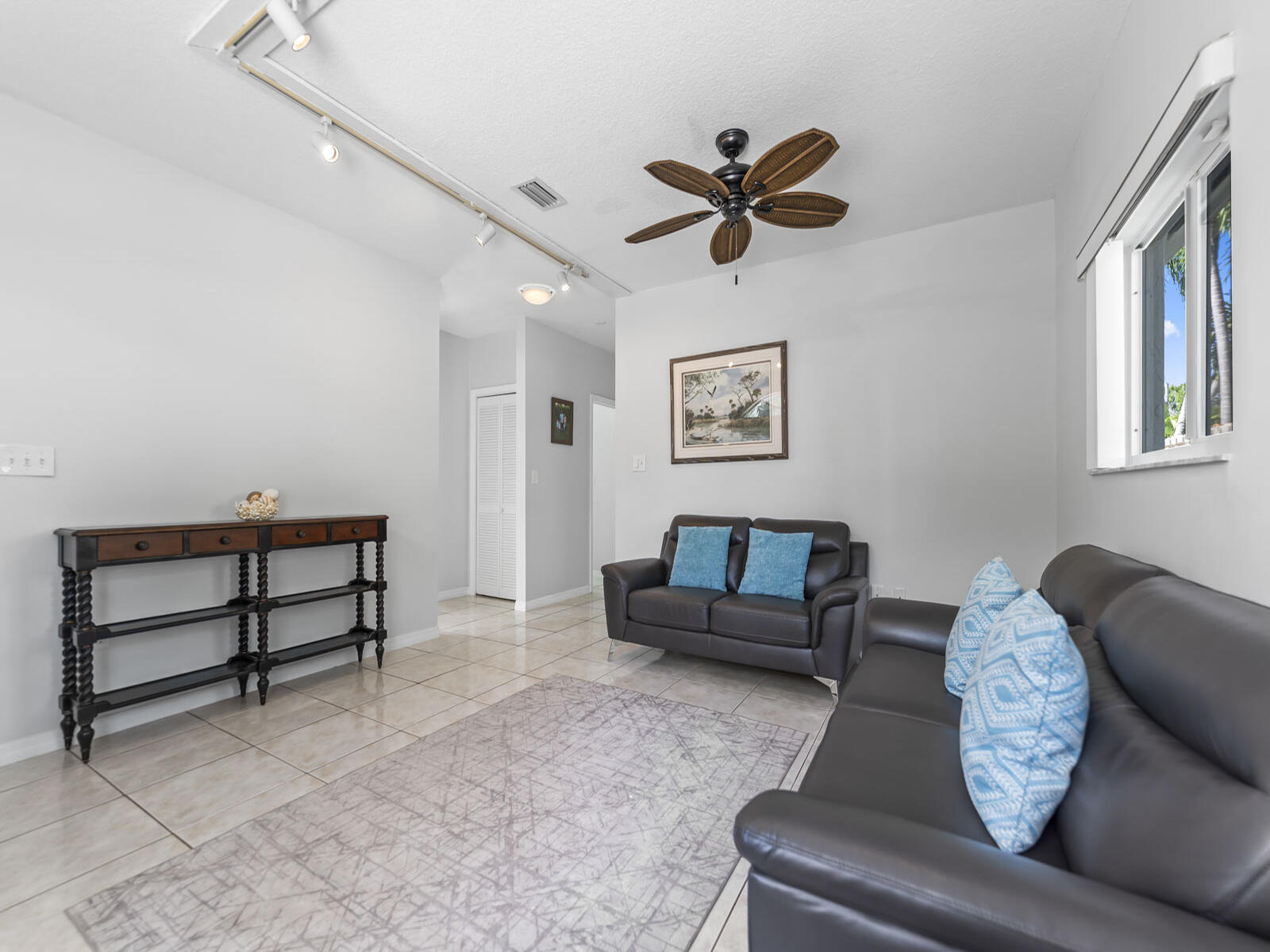 6 Southeast Marlin Avenue Key Largo, FL 33037 - Photo 3 of 47 Interior