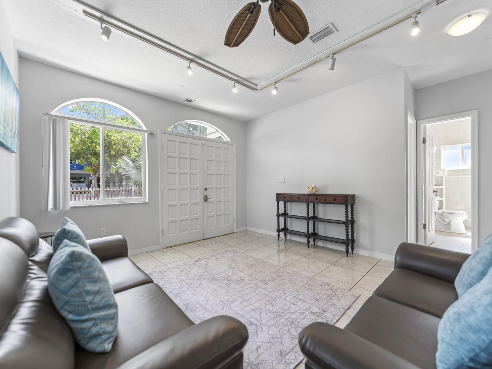 6 Southeast Marlin Avenue Key Largo, FL 33037 - Photo 4 of 47 Interior