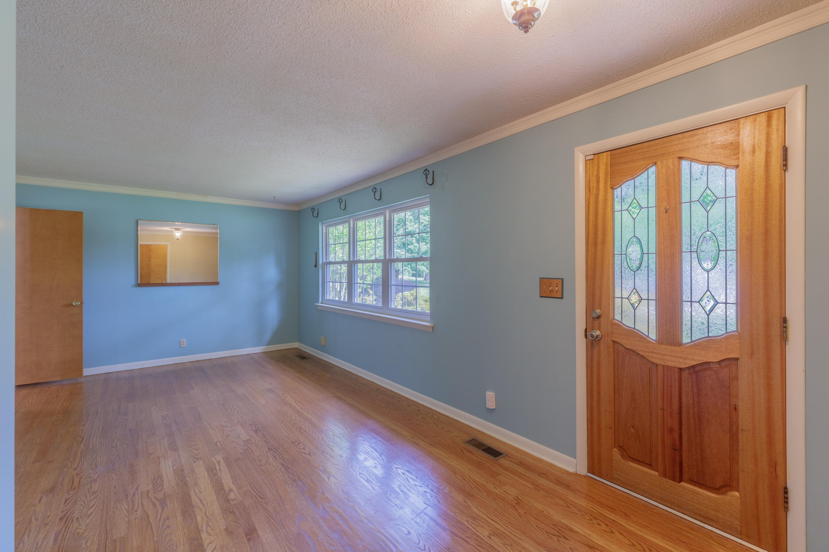8790 Igou Gap Road Chattanooga, TN 37421 - Photo 7 of 46 Enter into Living Room