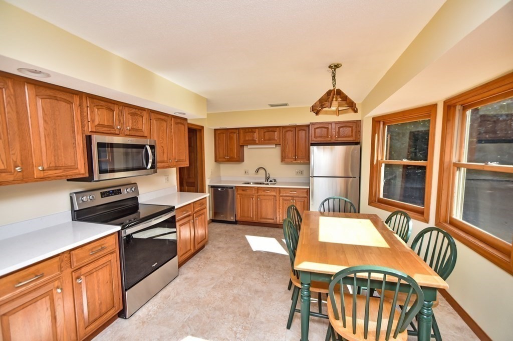 62 Pontoosic Road Westfield, MA 01085 - Photo 4 of 38 Gallery Image 4