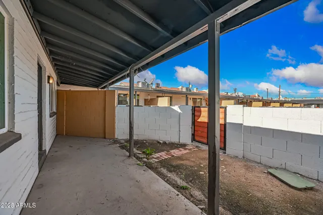 a view of a backyard