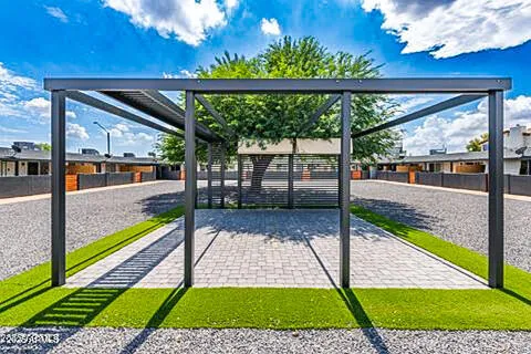 a view of a backyard