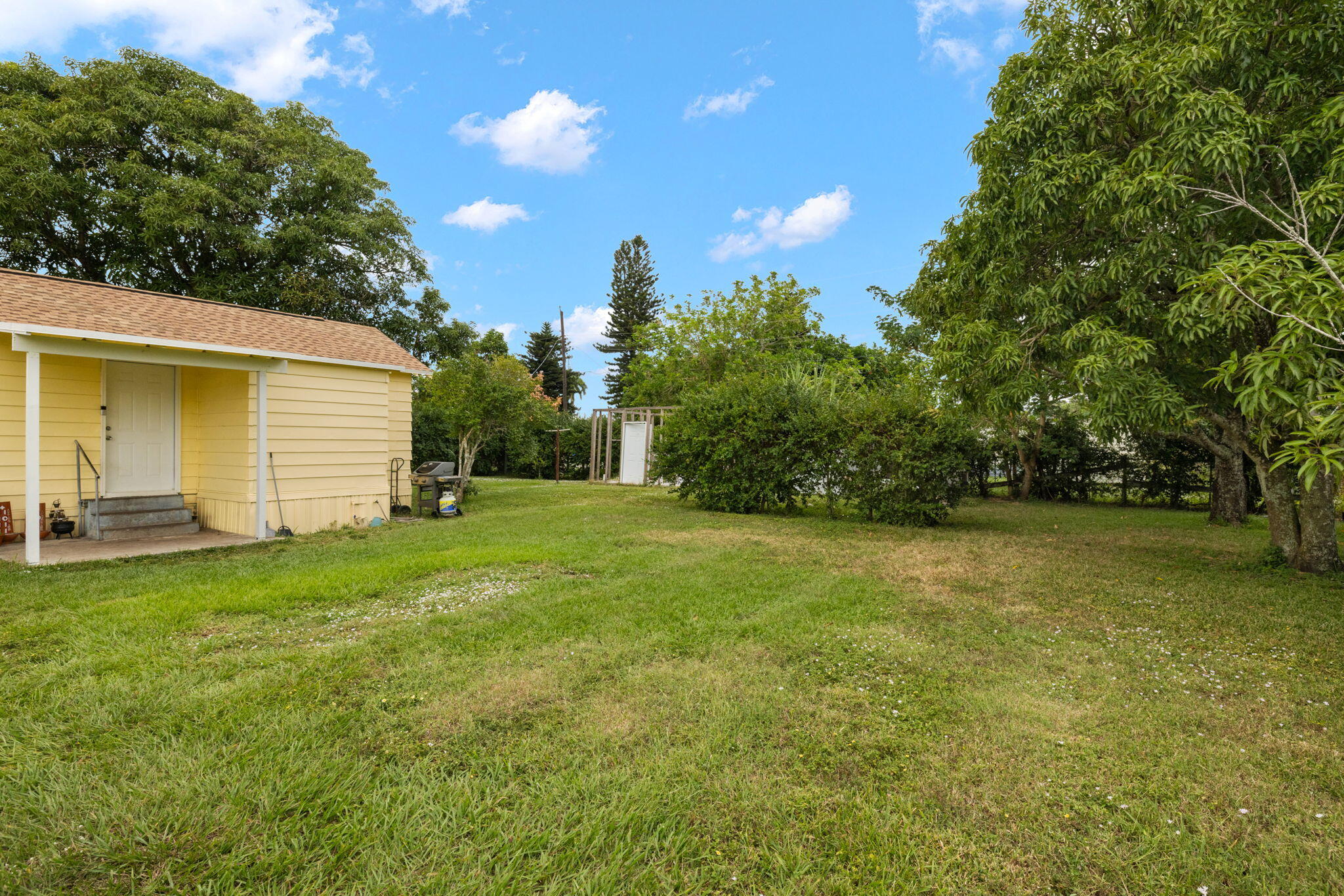 337 East Obispo Avenue Clewiston, FL 33440 - Photo 18 of 19 a view of a backyard