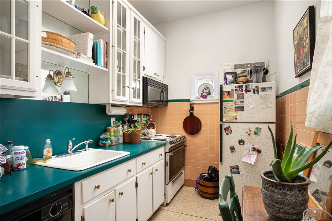 133 Spring Street Newport, RI 02840 - Photo 12 of 24