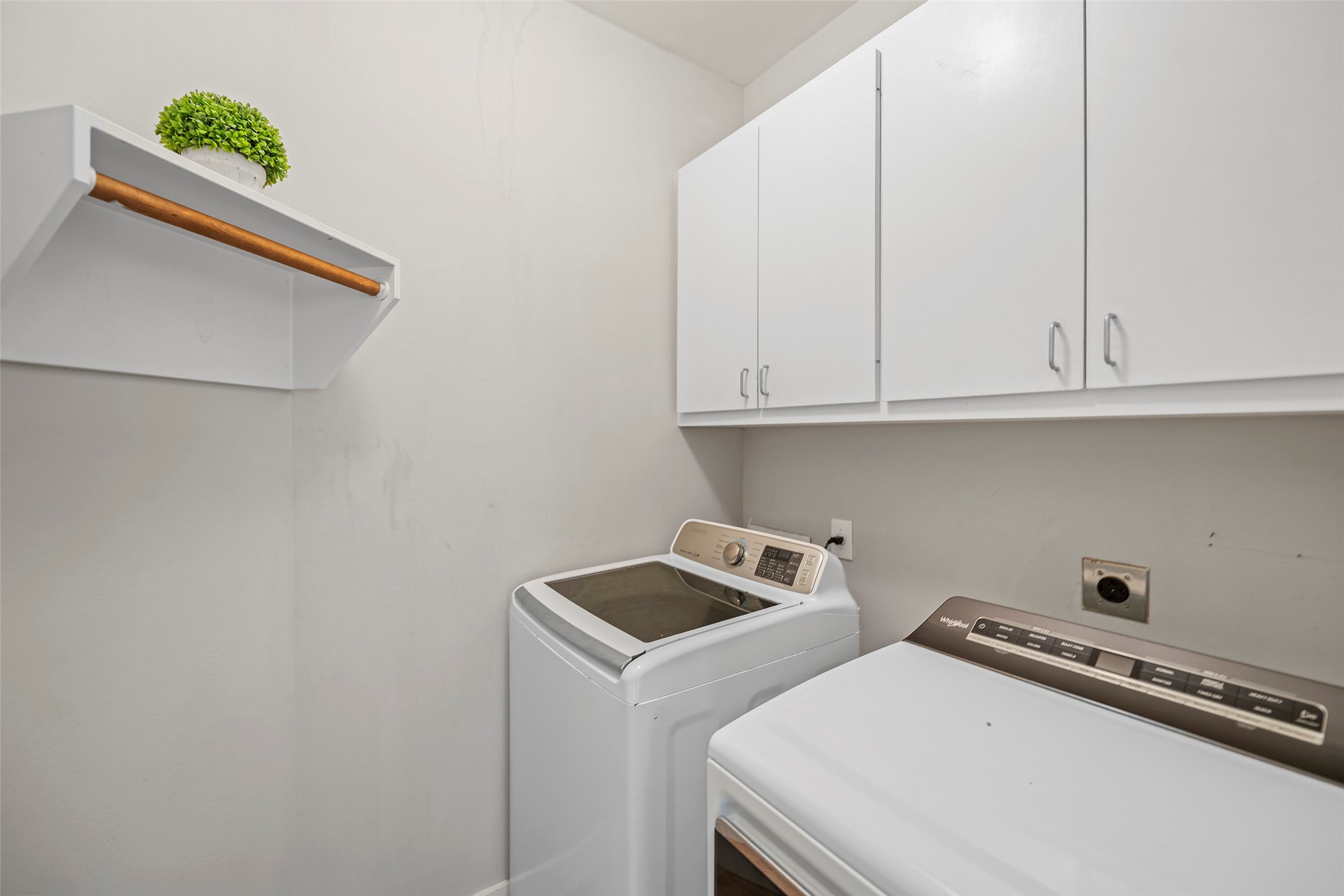 9705 Linkmeadow Lane Houston, TX 77025 - Photo 23 of 32 a utility room with dryer and washer