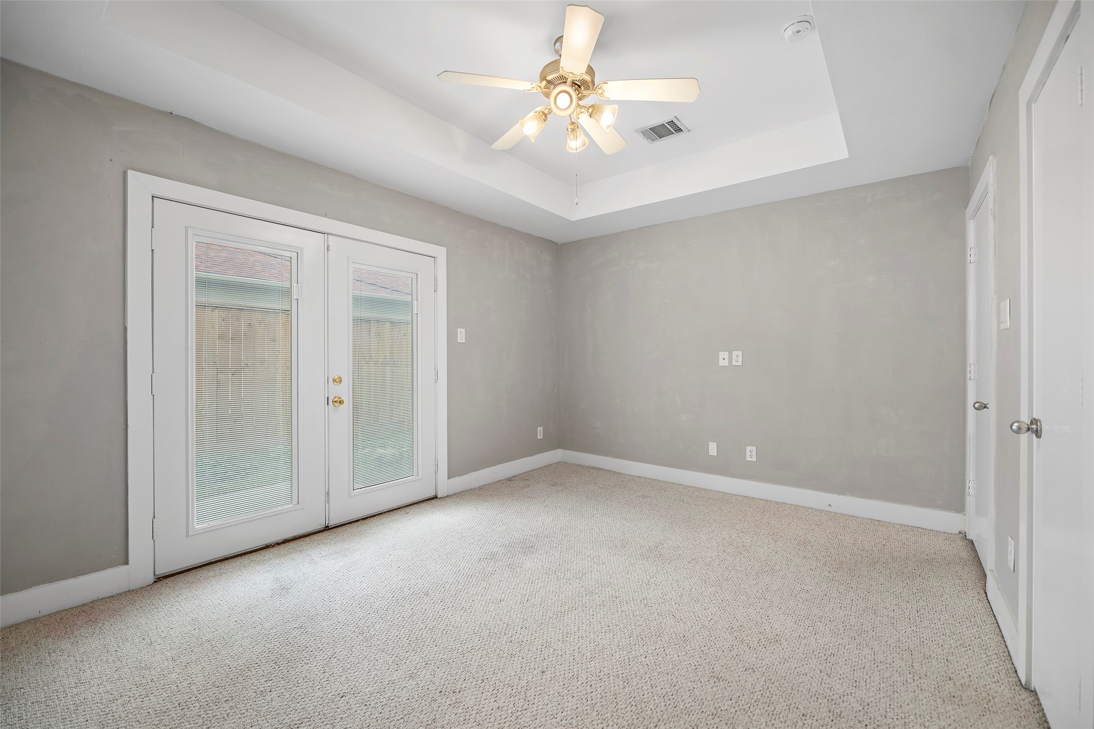 9705 Linkmeadow Lane Houston, TX 77025 - Photo 9 of 32 a view of an empty room