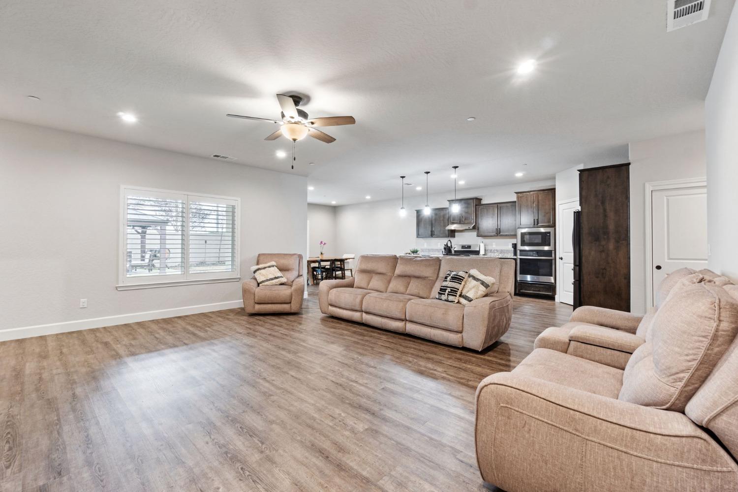 2195 East Cherry Lane Reedley, CA 93654 - Photo 5 of 28 Gallery Image 5