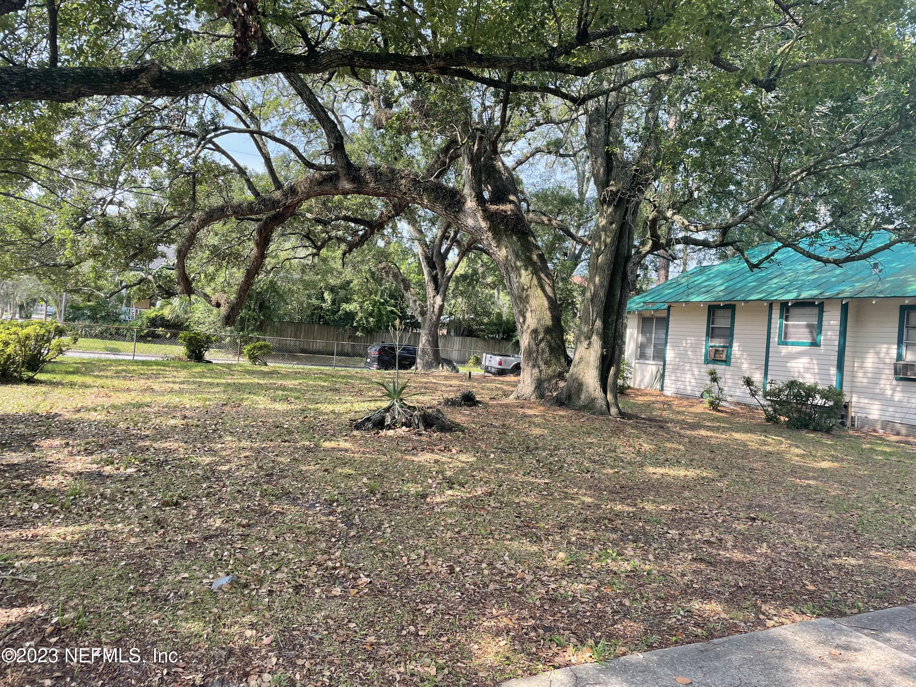 51 East 17th Street Jacksonville, FL 32206 - Photo 14 of 14 a view of backyard with a table and chairs under an umbrella