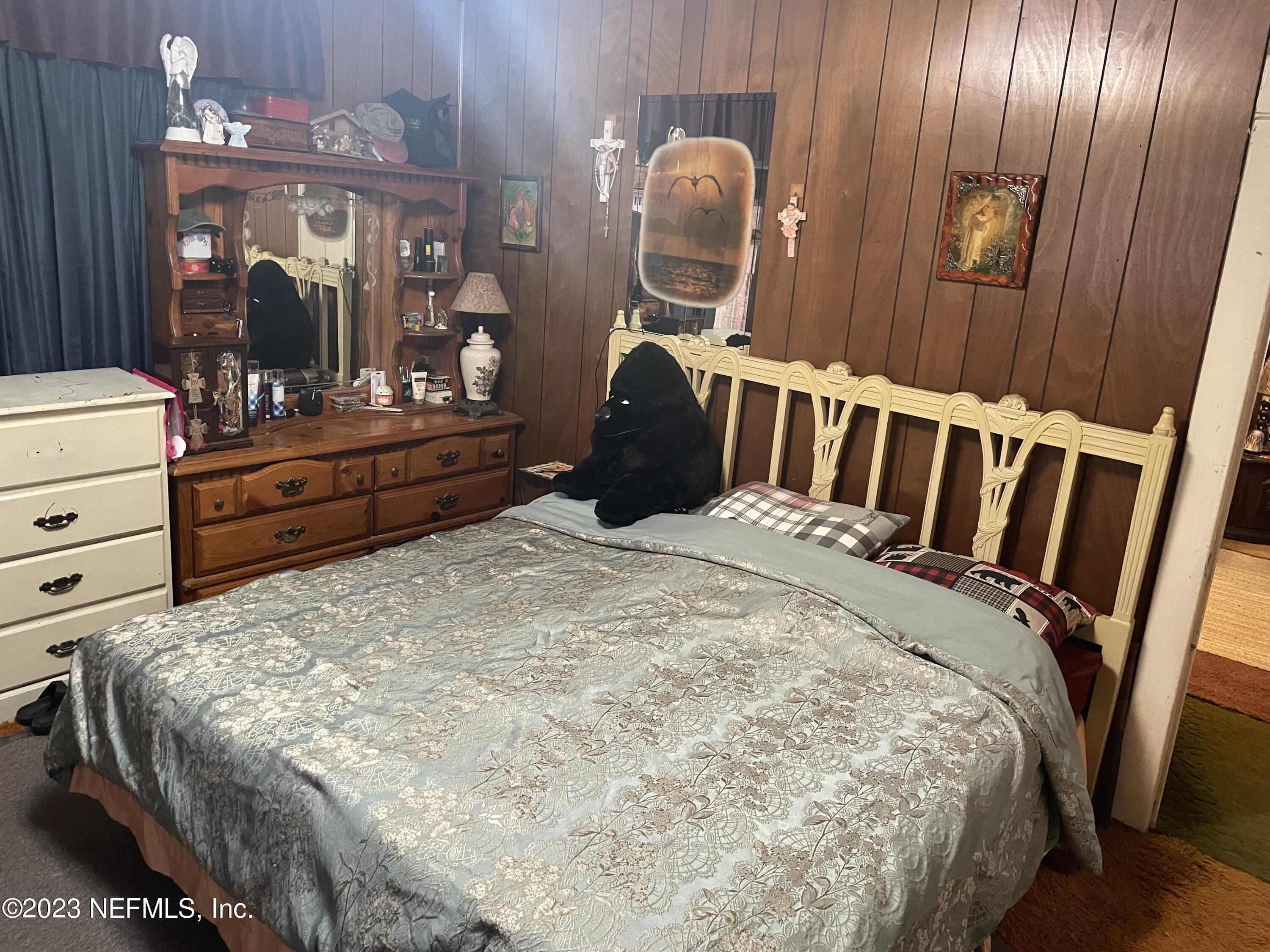 51 East 17th Street Jacksonville, FL 32206 - Photo 8 of 14 a bed sitting in a bedroom and mirror