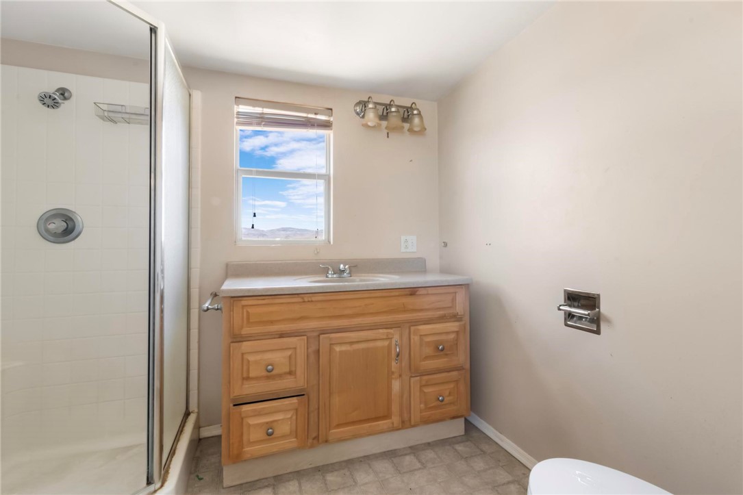 5469 Cove Road Golden Valley, AZ 86413 - Photo 13 of 61 Bathroom