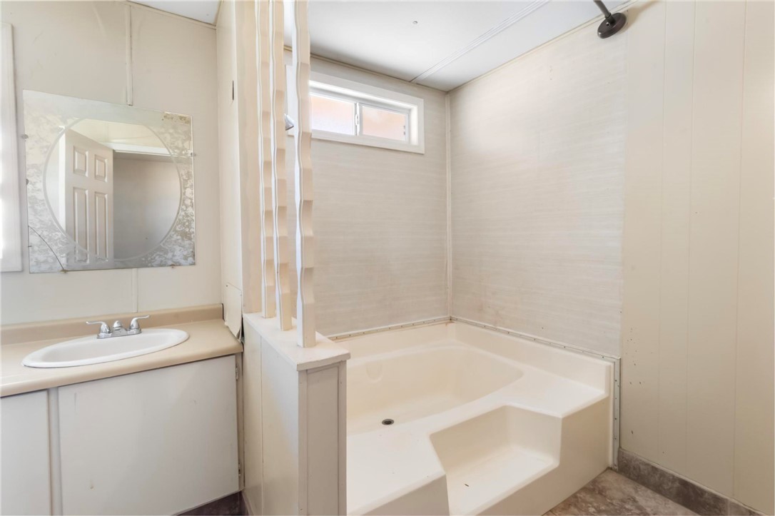 5469 Cove Road Golden Valley, AZ 86413 - Photo 17 of 61 Bathroom