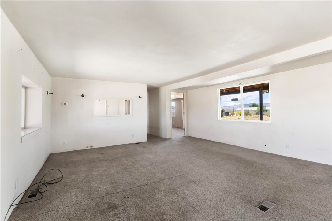 5469 Cove Road Golden Valley, AZ 86413 - Photo 3 of 61 Living Room