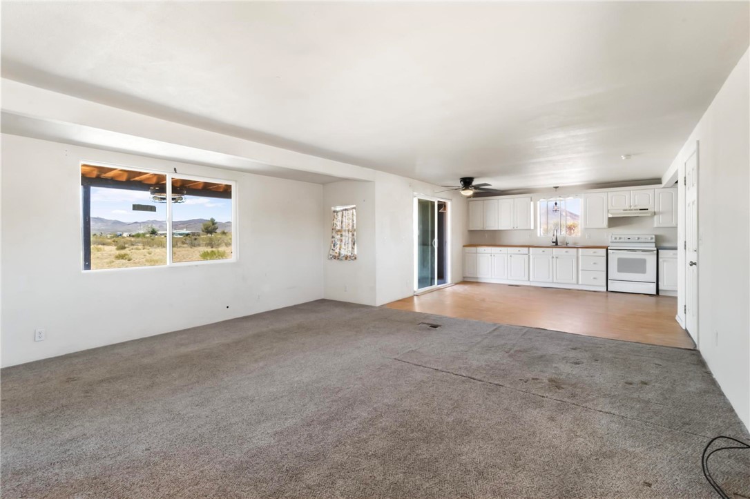 5469 Cove Road Golden Valley, AZ 86413 - Photo 4 of 61 Living Room