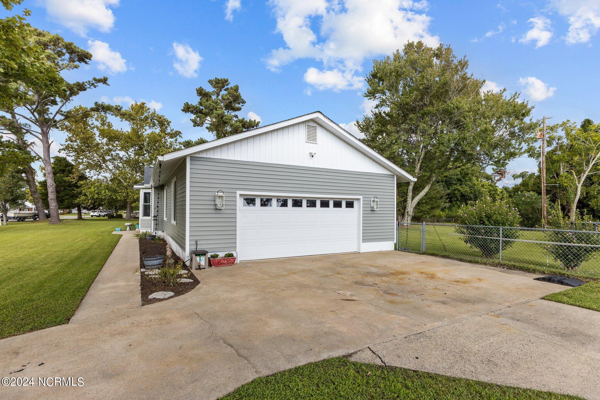 2202 North Road Morehead City, NC 28557 - Photo 40 of 47 garage