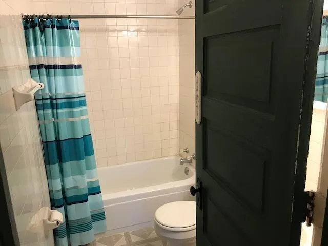 $1,200 | 815 East Knapp Street, Unit 1, Milwaukee, WI 53202