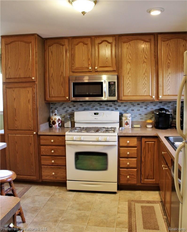 43302 Barchester Road Canton, MI 48187 - Photo 12 of 29 IMG_0863.JPG