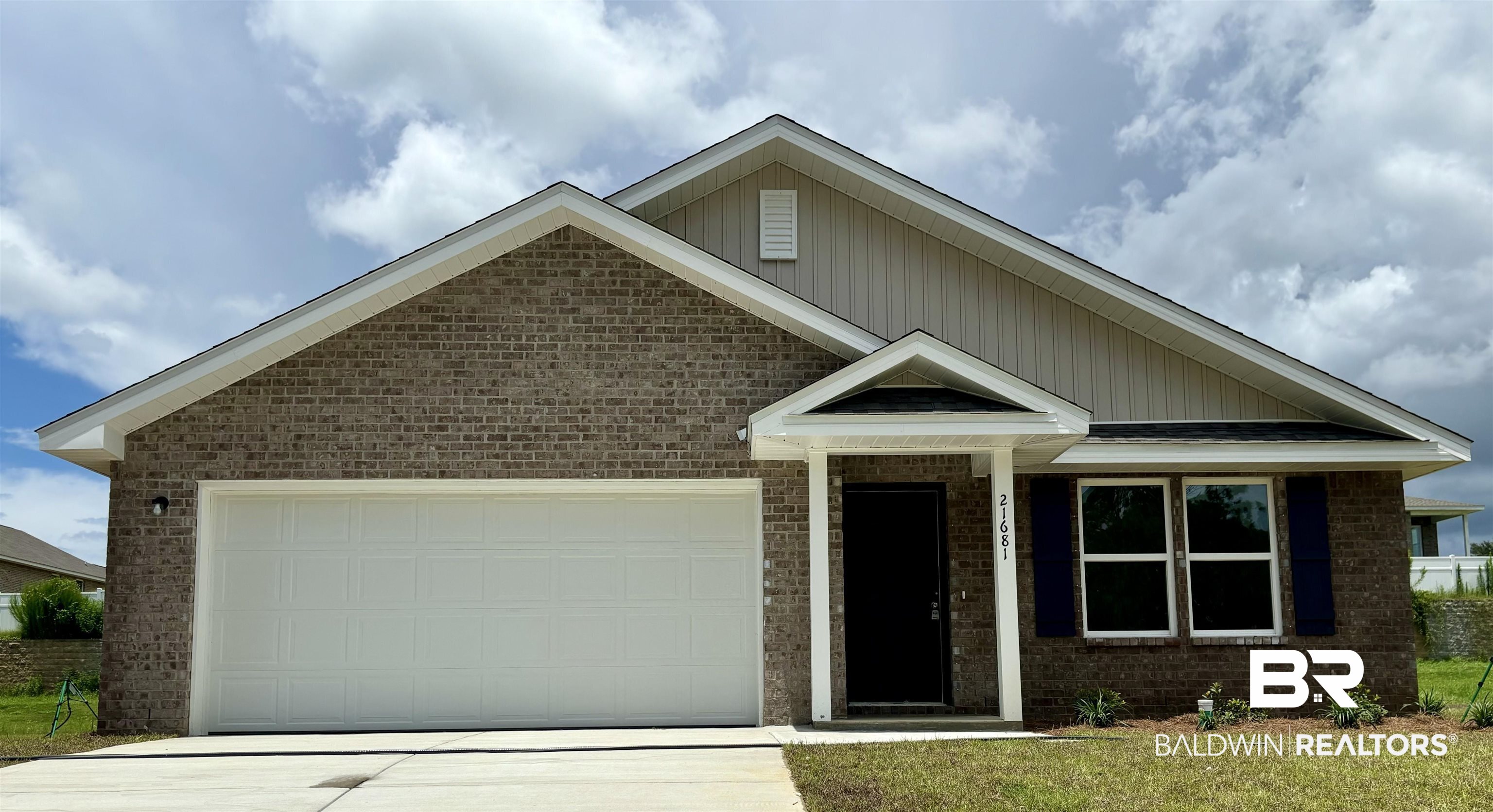21681 Sutherland Circle Fairhope, AL 36532 - Photo 1 of 3 View of front facade with a garage
