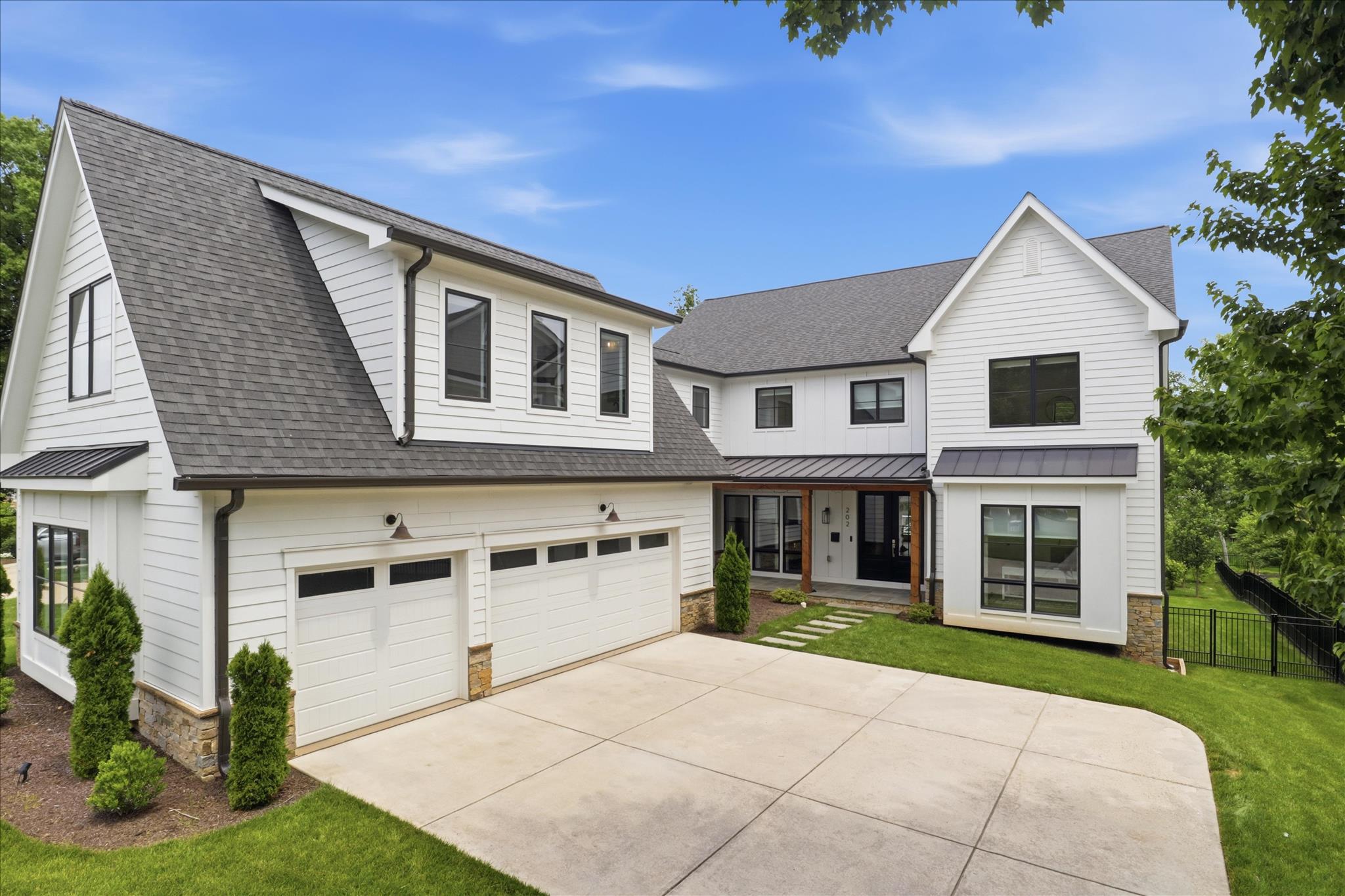 202 Branch Road Southeast Vienna, VA 22180 - Photo 59 of 59 a front view of a house with garden