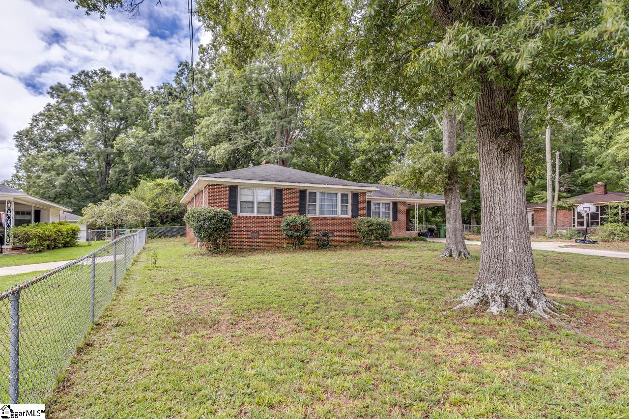 112 Pinewood Avenue Clinton, SC 29325 - Photo 4 of 35 Gallery Image 4