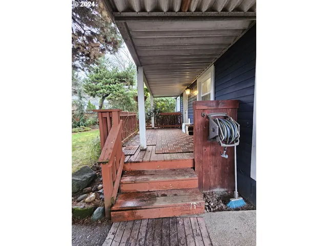 a view of entryway with outdoor area