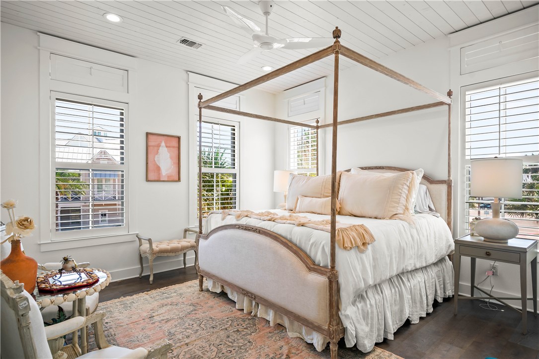 200 Round Road Port Aransas, TX 78373 - Photo 14 of 31 a bedroom with a bed and a window