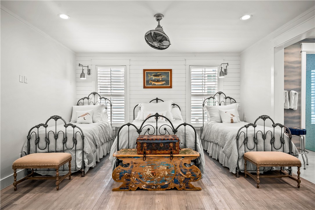 200 Round Road Port Aransas, TX 78373 - Photo 10 of 31 a living room with furniture and a chandelier