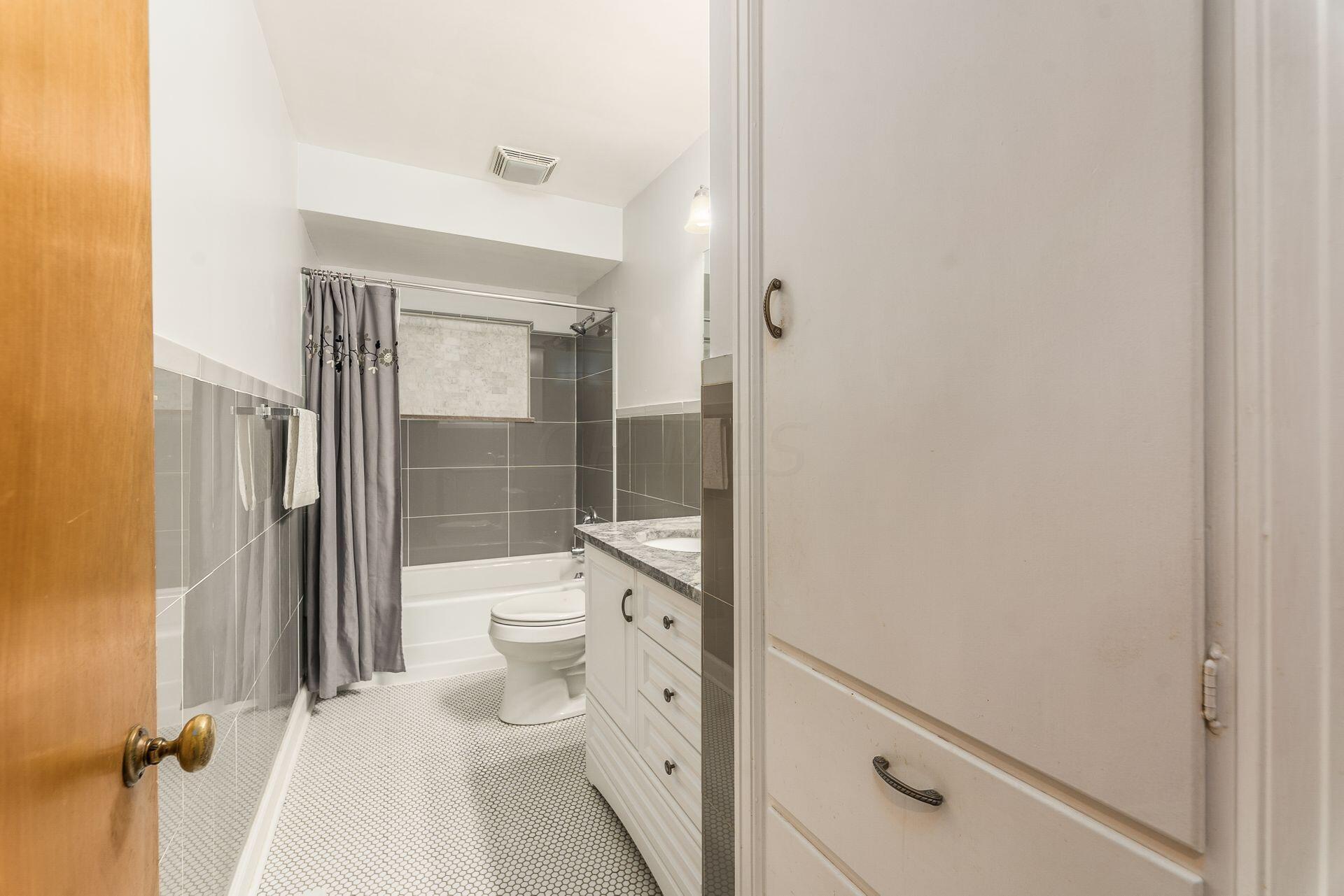 71 North Merkle Road Columbus, OH 43209 - Photo 33 of 66 Second Full Bathroom