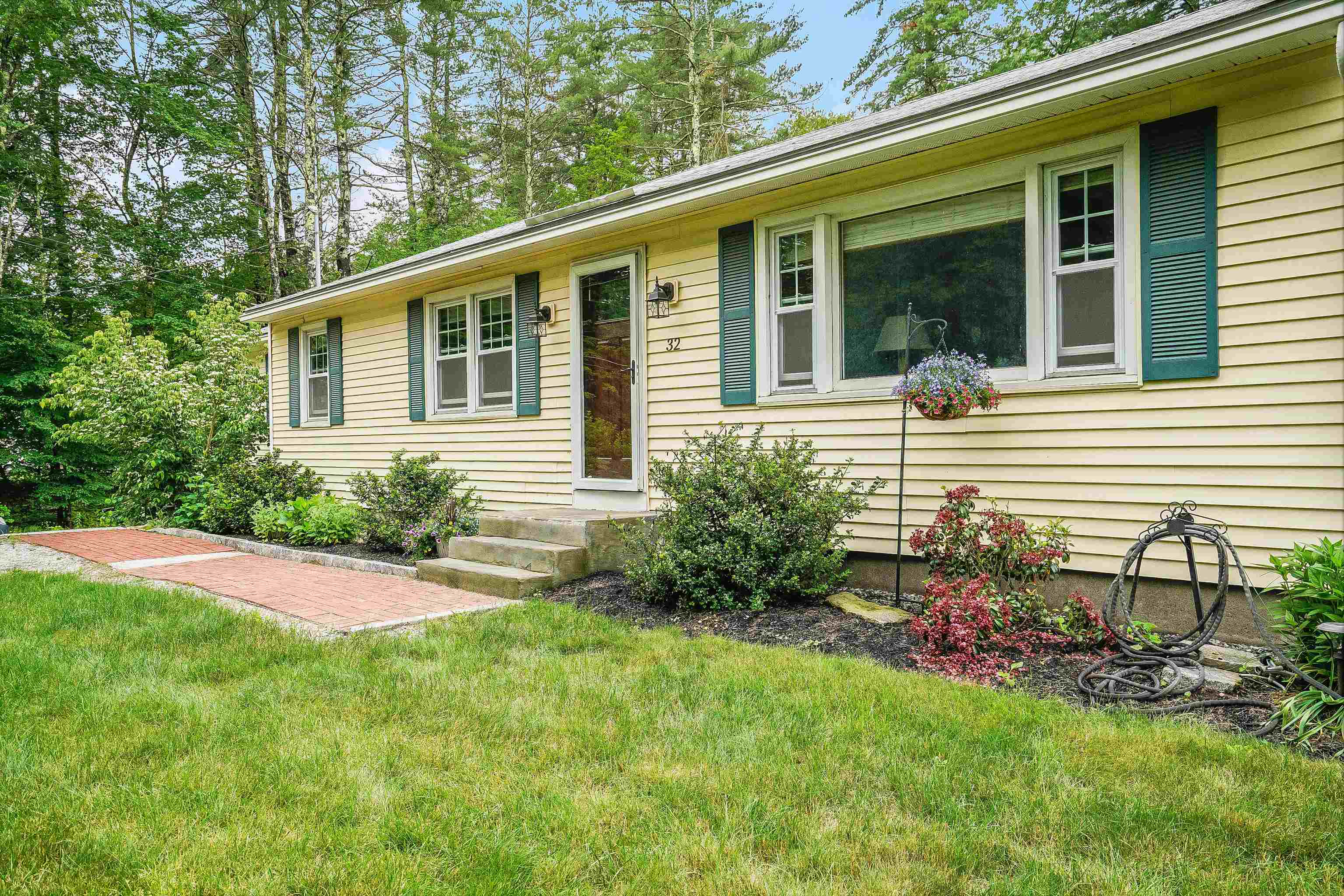 32 New Boston Road Amherst, NH 03031 - Photo 3 of 34