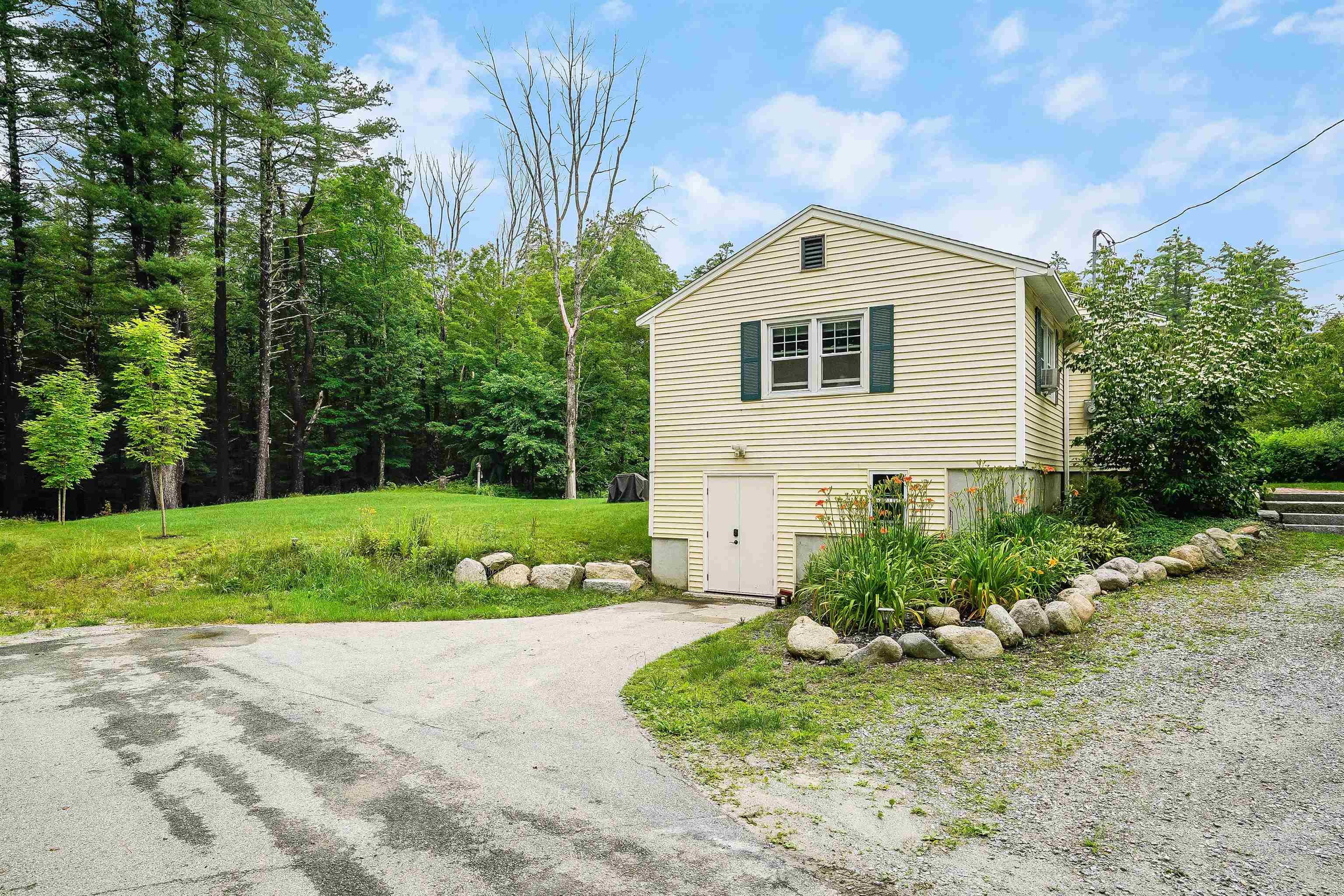 32 New Boston Road Amherst, NH 03031 - Photo 4 of 34