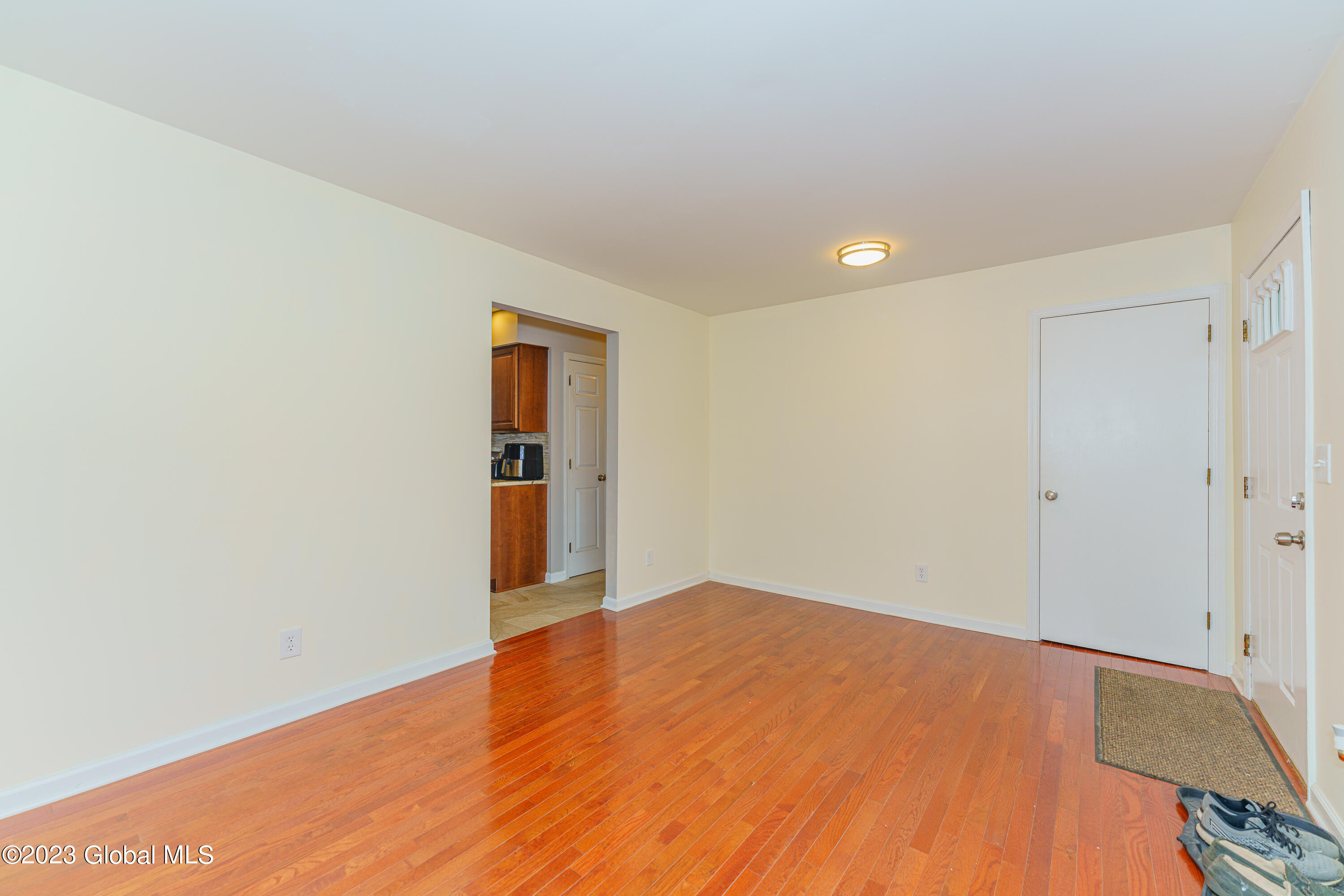 6027 East Old State Road Schenectady, NY 12303 - Photo 17 of 37 1 Livingroom 4