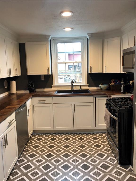 270 Navigation Street Beaver, PA 15009 - Photo 2 of 25 Brand spanking new kitchen!