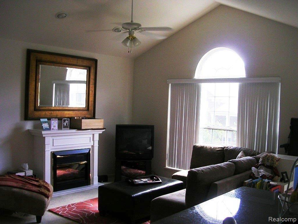 1715 Deepwood Circle Rochester, MI 48307 - Photo 4 of 16 Vaulted Ceiling, Fireplace