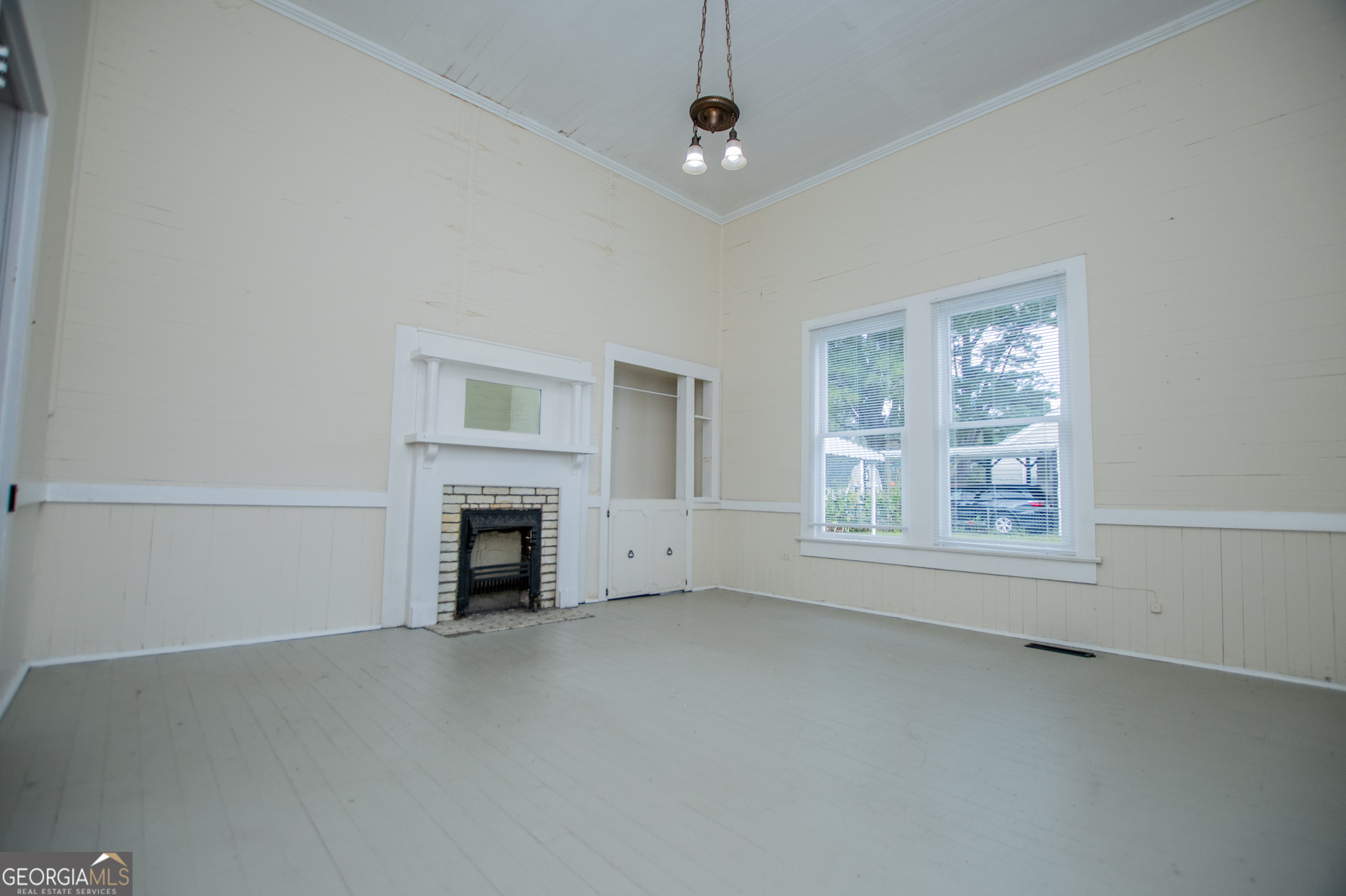 3608 Us Highway Buchanan, GA 30113 - Photo 58 of 92 an empty room with fireplace and windows