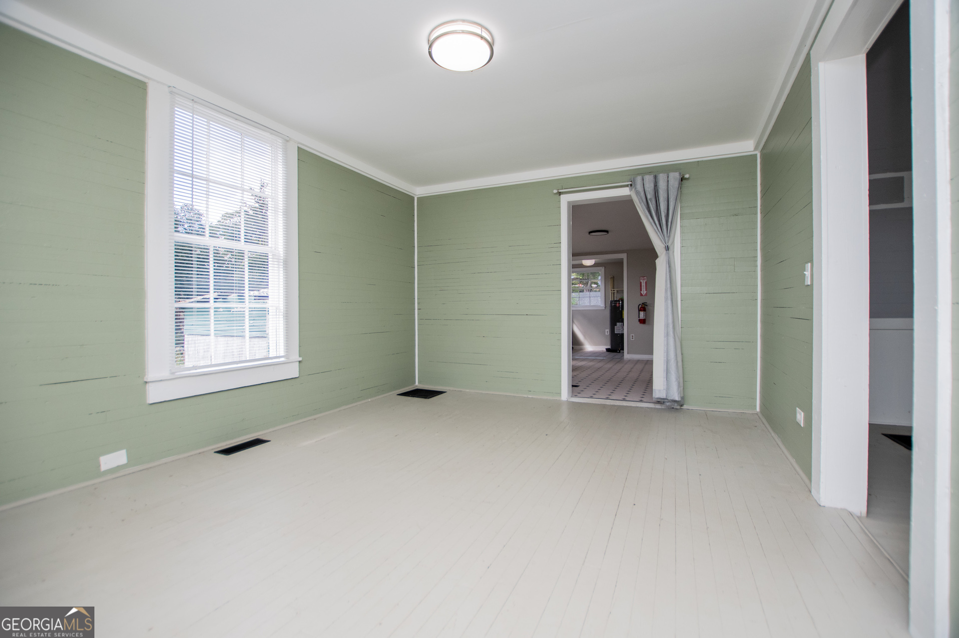 3608 Us Highway Buchanan, GA 30113 - Photo 79 of 92 an empty room with windows and closet