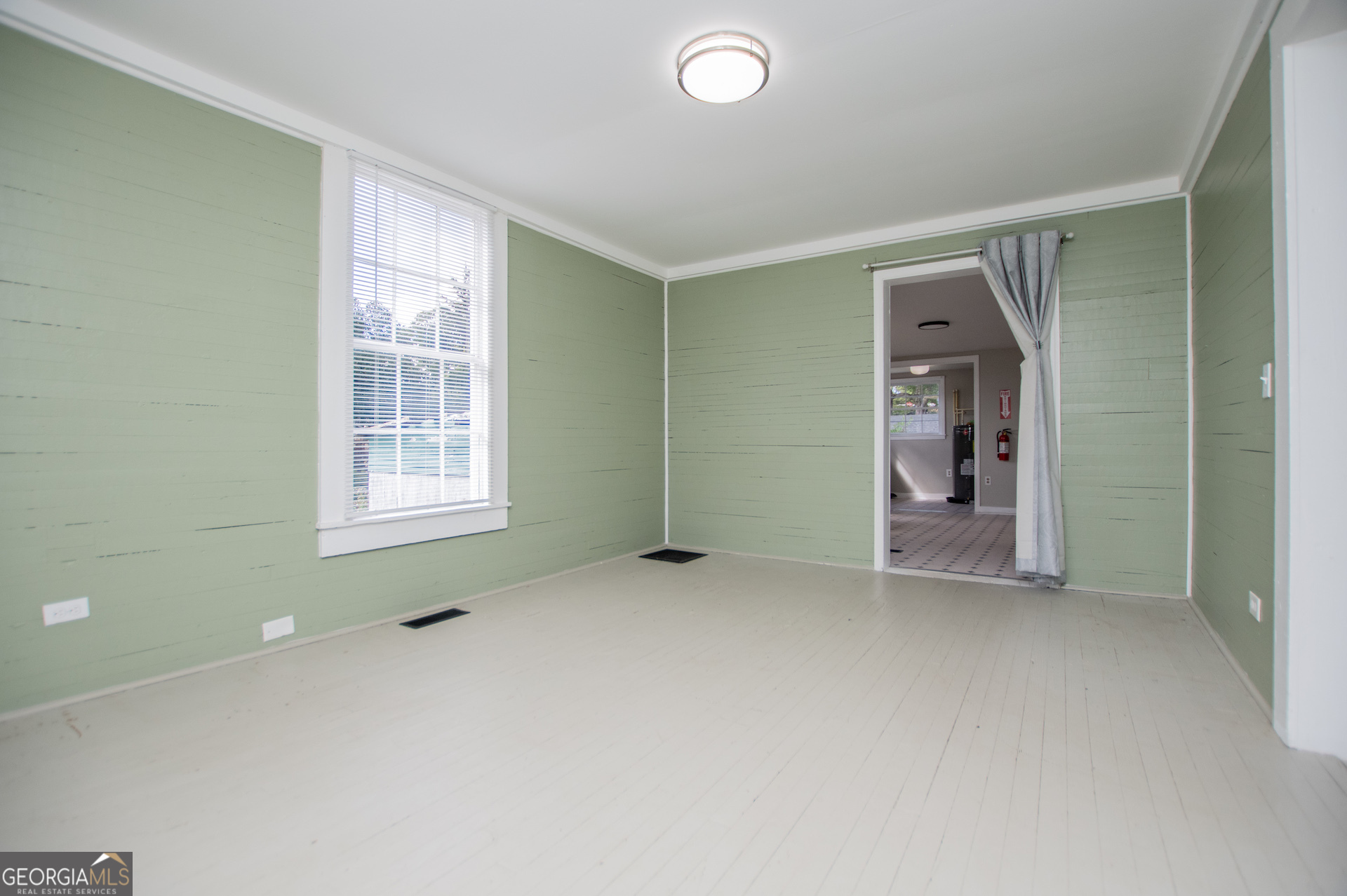 3608 Us Highway Buchanan, GA 30113 - Photo 80 of 92 an empty room with windows and closet