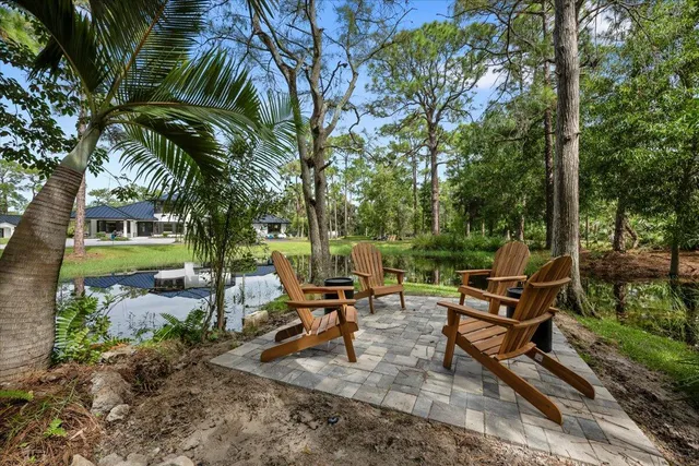 a black and white photo of a room