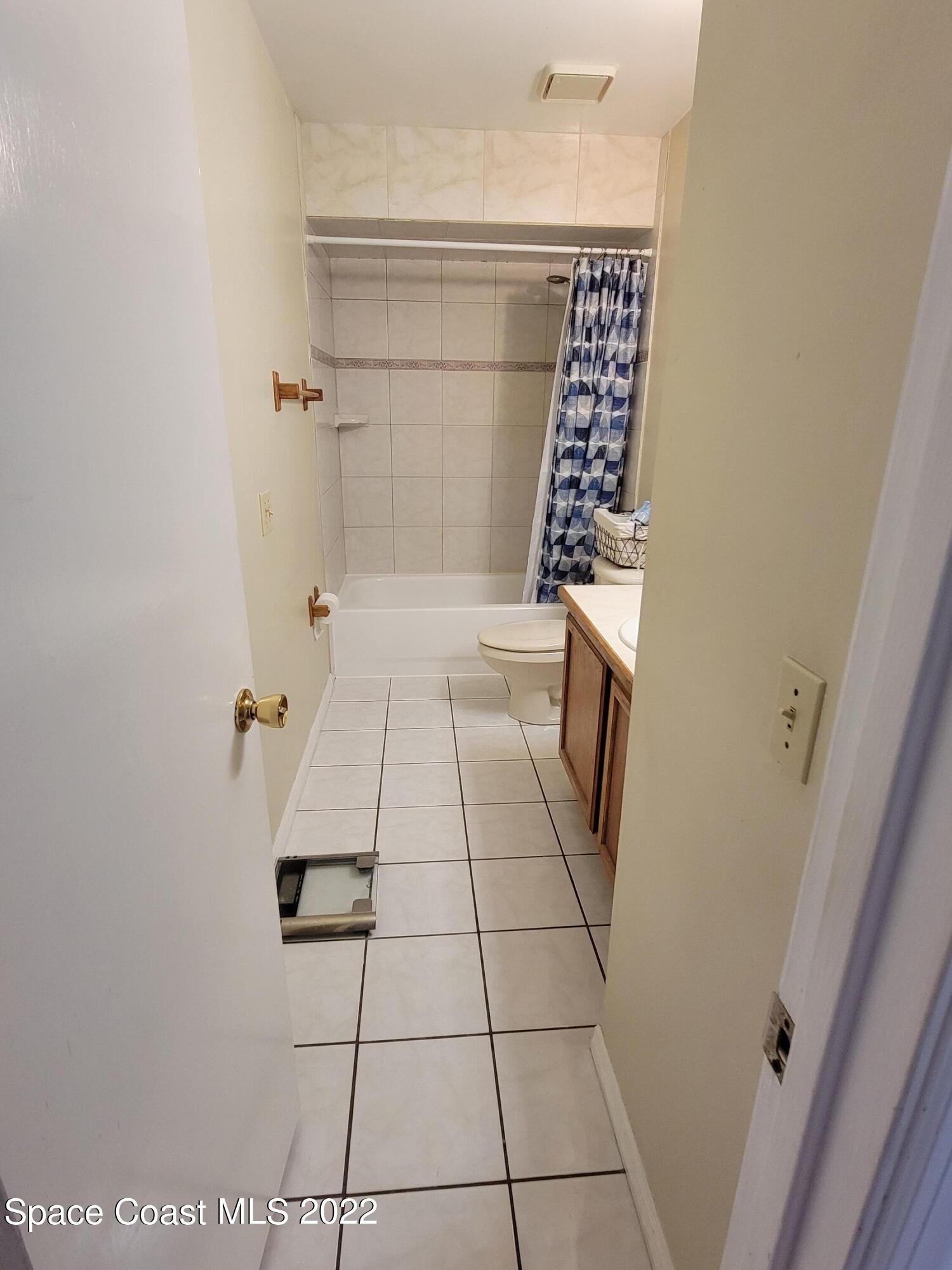 1435 Madison Road Northwest Palm Bay, FL 32907 - Photo 13 of 14 Hall Bathroom