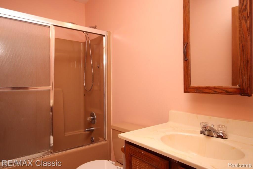 5701 Barr Road Canton, MI 48188 - Photo 46 of 47 Upper Level Full Bath